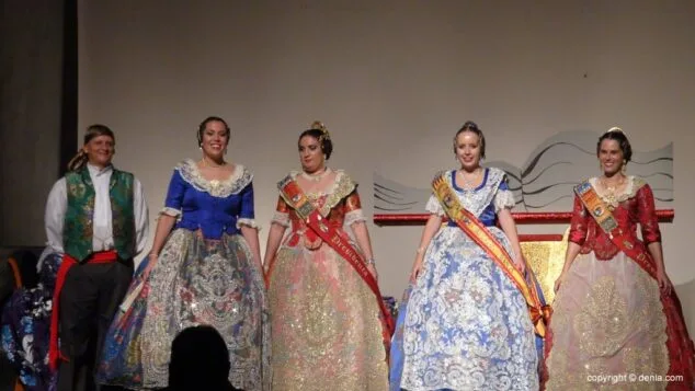 La Falla Saladar celebró el prólogo de sus 50 años en la presentación de Samantha Carbonell 21 20 Presentación Saladar 2015 Falla París Pedrera