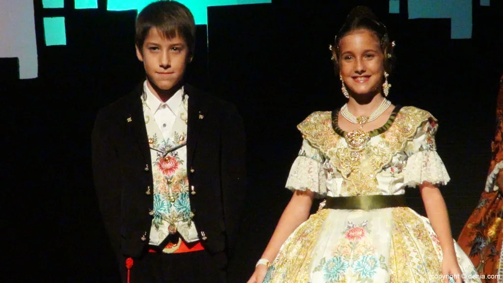Agentes secretos y superhéroes en la presentación infantil de la Falla Diana 1 Presentación Infantil Falla Diana 2015 - Inés y Javi