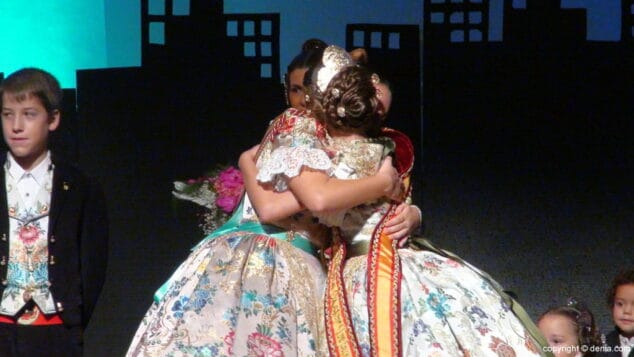 Agentes secretos y superhéroes en la presentación infantil de la Falla Diana 16 22 Presentación Infantil Falla Diana 2015 Zaira e Inés