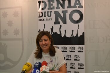 Ana Kringe con el nuevo logo de la campaña
