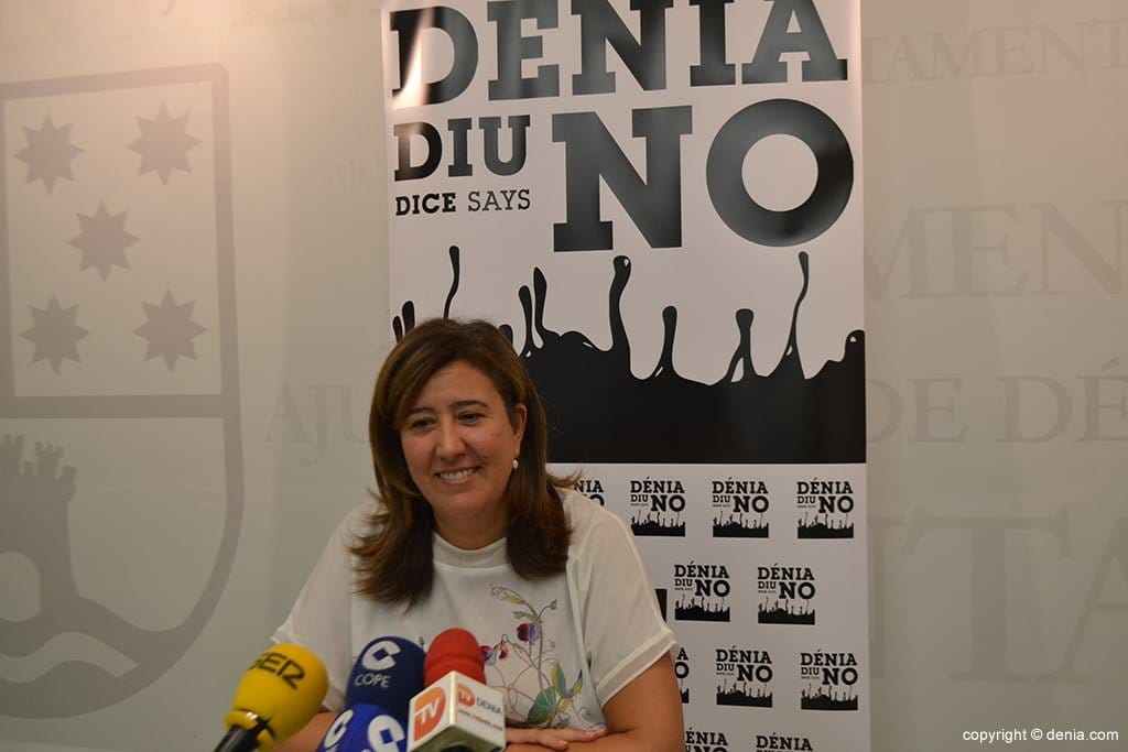 Ana Kringe con el nuevo logo de la campaña