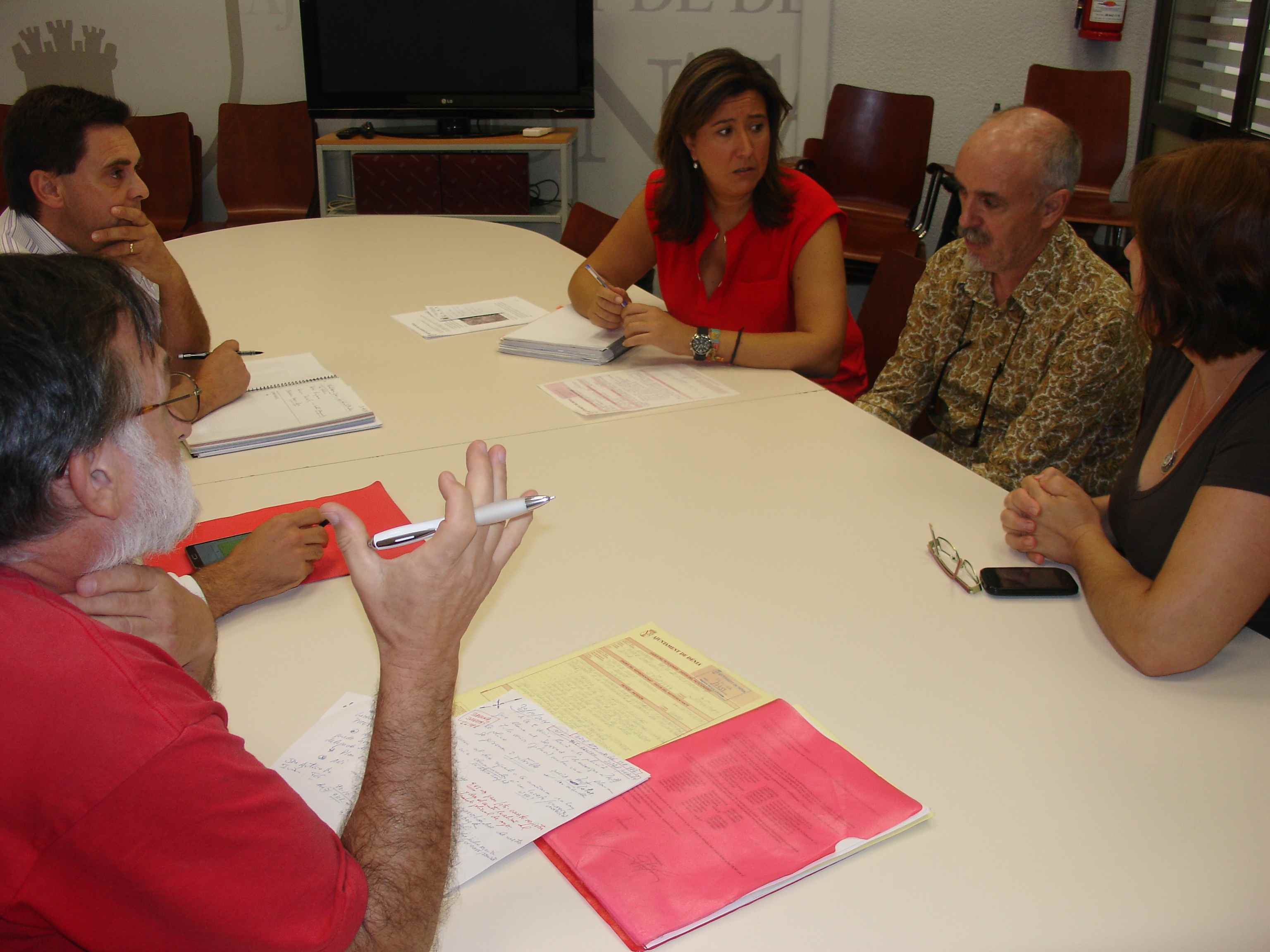 Ana Kringe con los vecinos de Les Roques