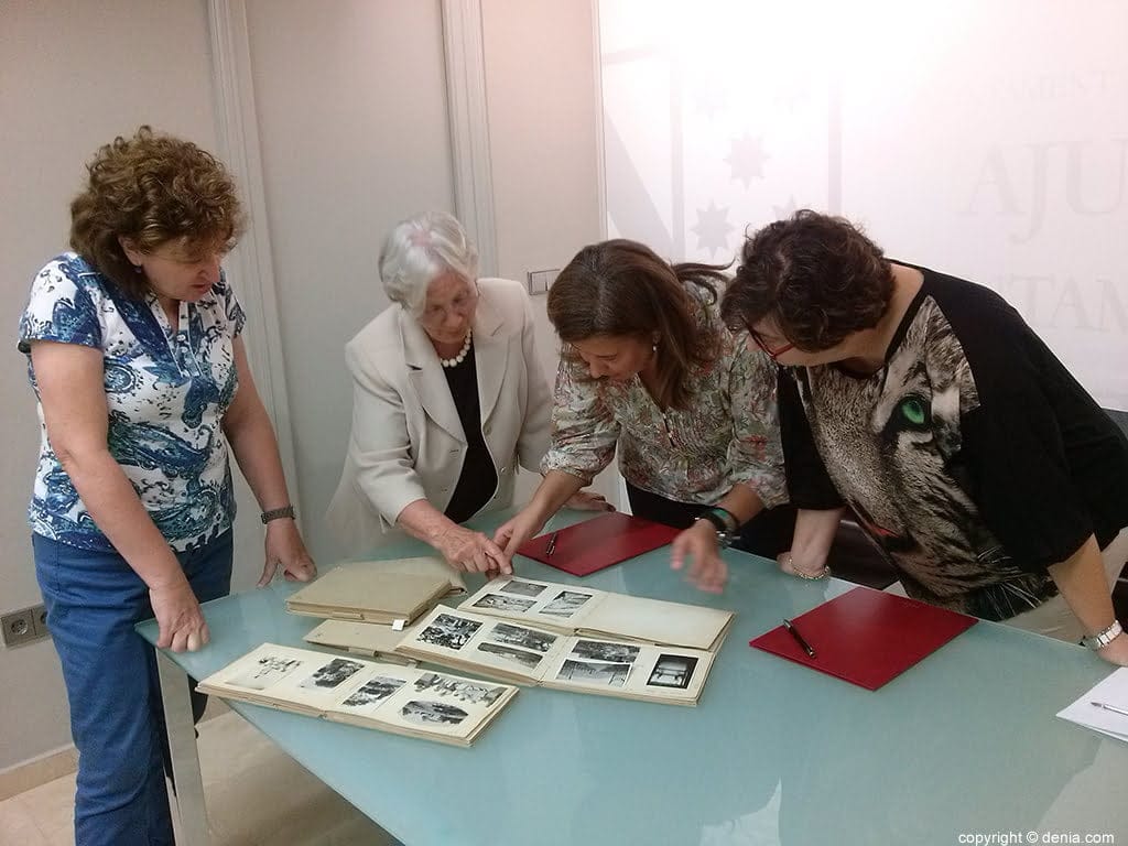 Ana Kringe miro con atención los álbumnes de fotos