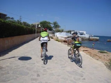 Bicicletas en el paseo de Les Rotes