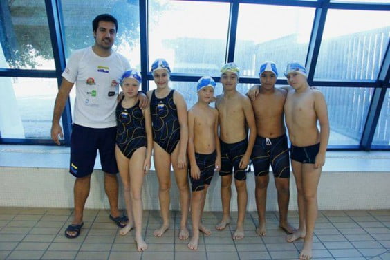 Carlos Morelló con sus  nadadores