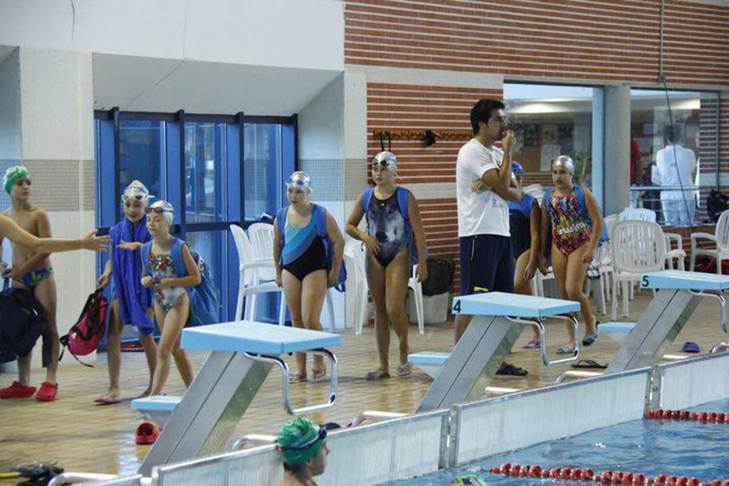 Carlos Morelló controlando el tiempo de sus nadadores