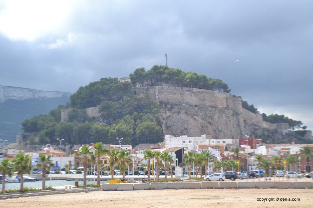 Castillo de Dénia desde la escollera norte