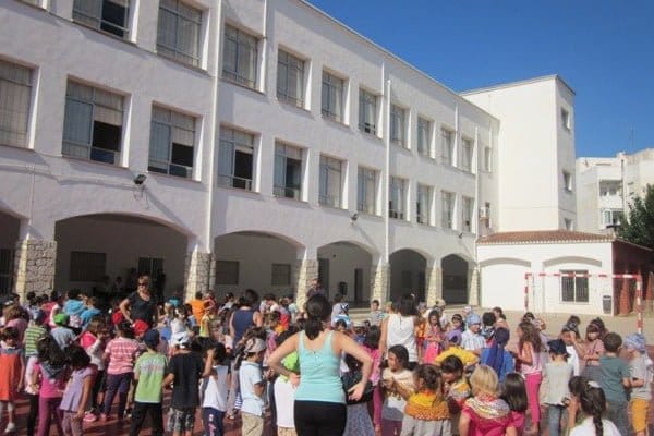 Escolares del Colegio Cervantes en el patio