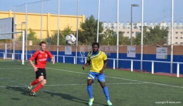 Faye controlando el esférico