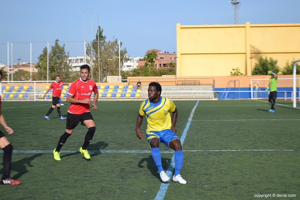 Faye intentando controlar un balón