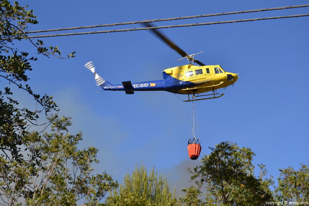 Helicoptero recogiendo agua incendio Montgo