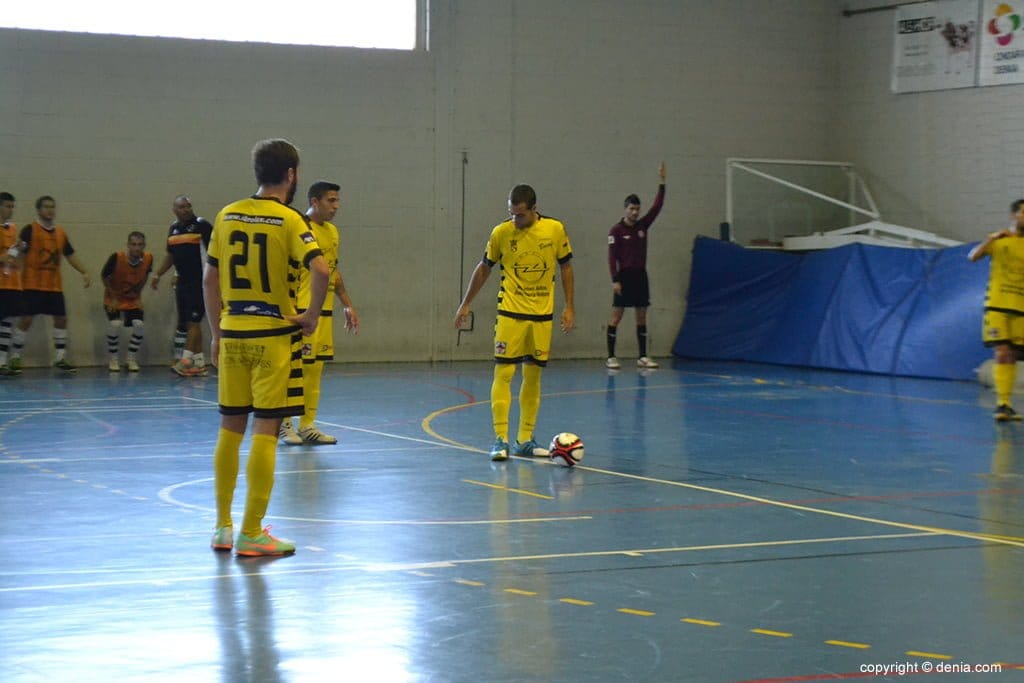 Juanjo en el lanzamiento de una falta