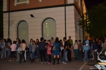 La cola de gente atravesó la calle la Vía.