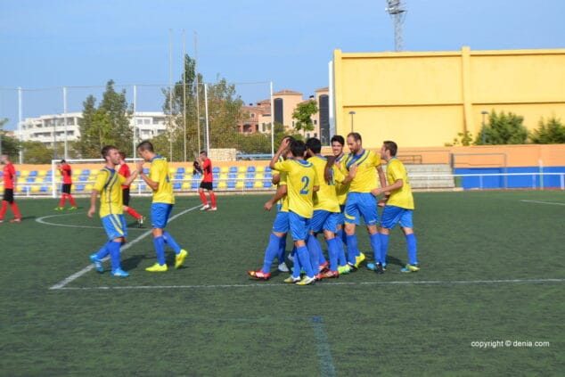 Los jugadores dianenses celebran el primer gol