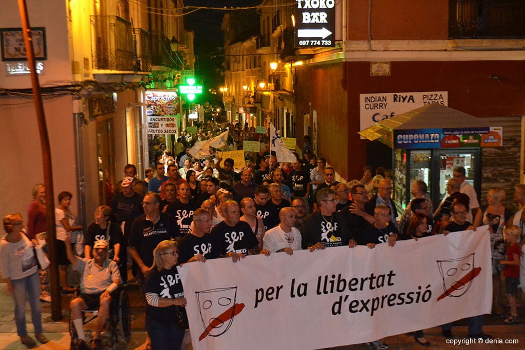 La manifestación "Por la libertad de expresión" reunió a 400 personas 1 Manifestación en carrer Cop
