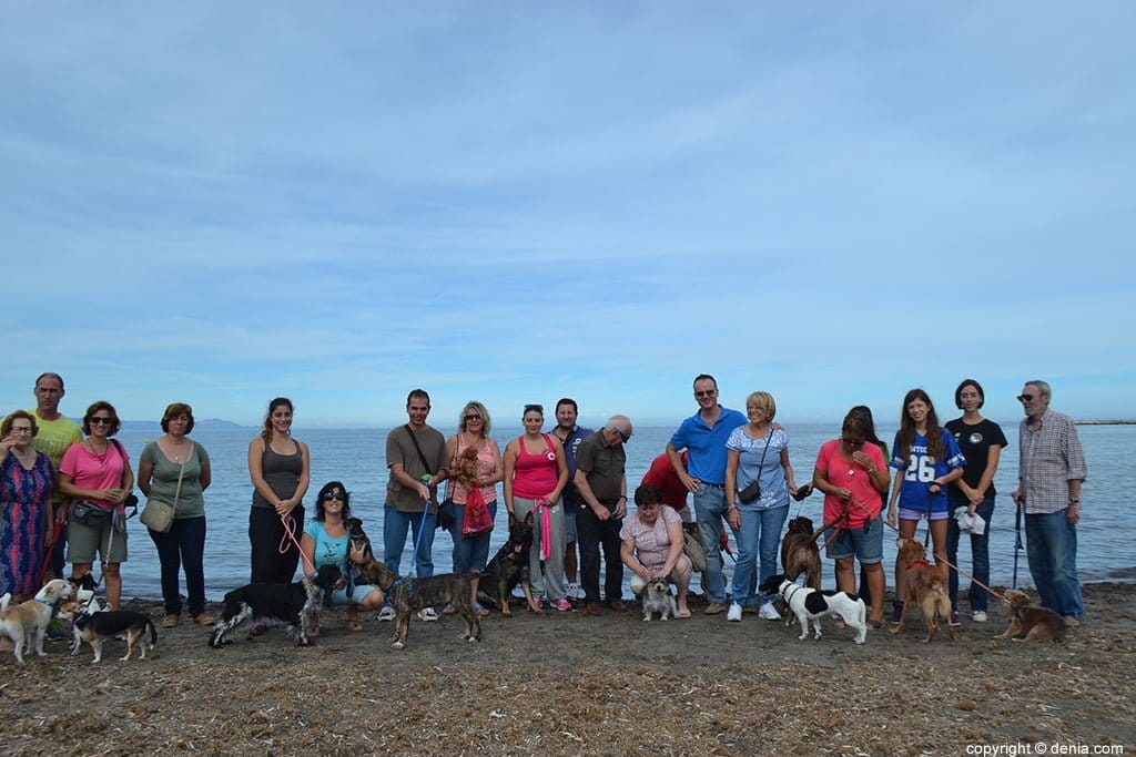 Mari Martínez con los amigos de los perros