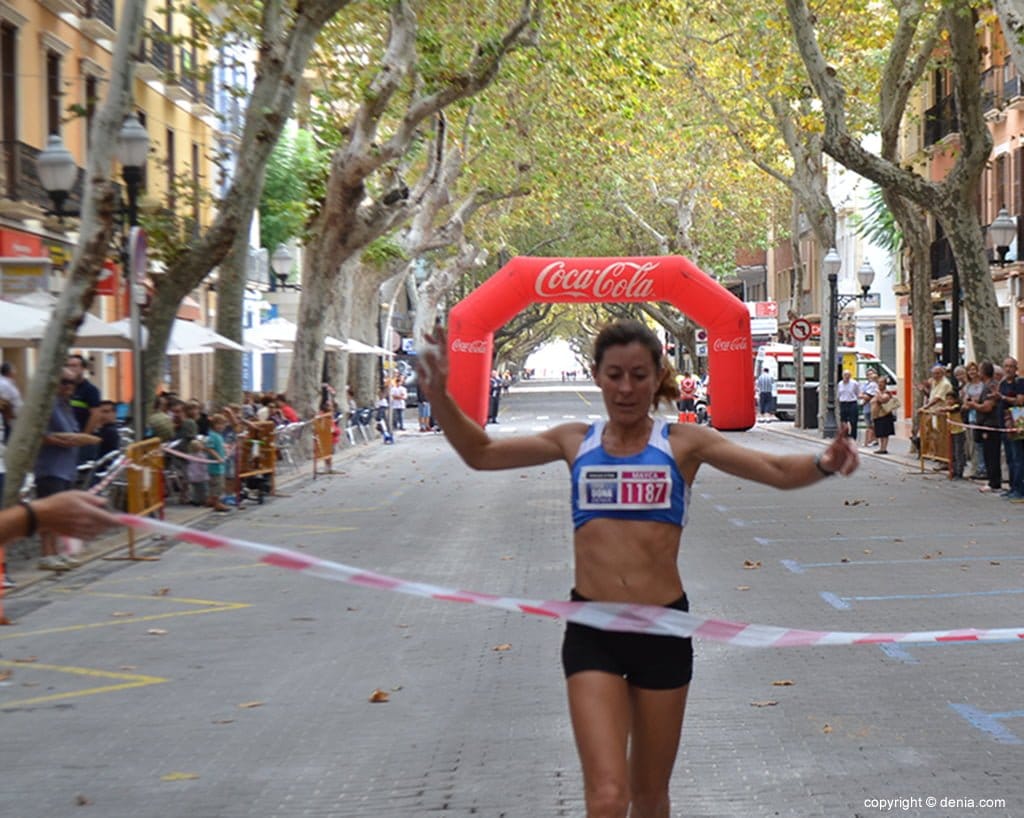 Mayca Sala fue la vencedora de la I Carrera de la Dona en Dénia 1 Mayca Sala en meta