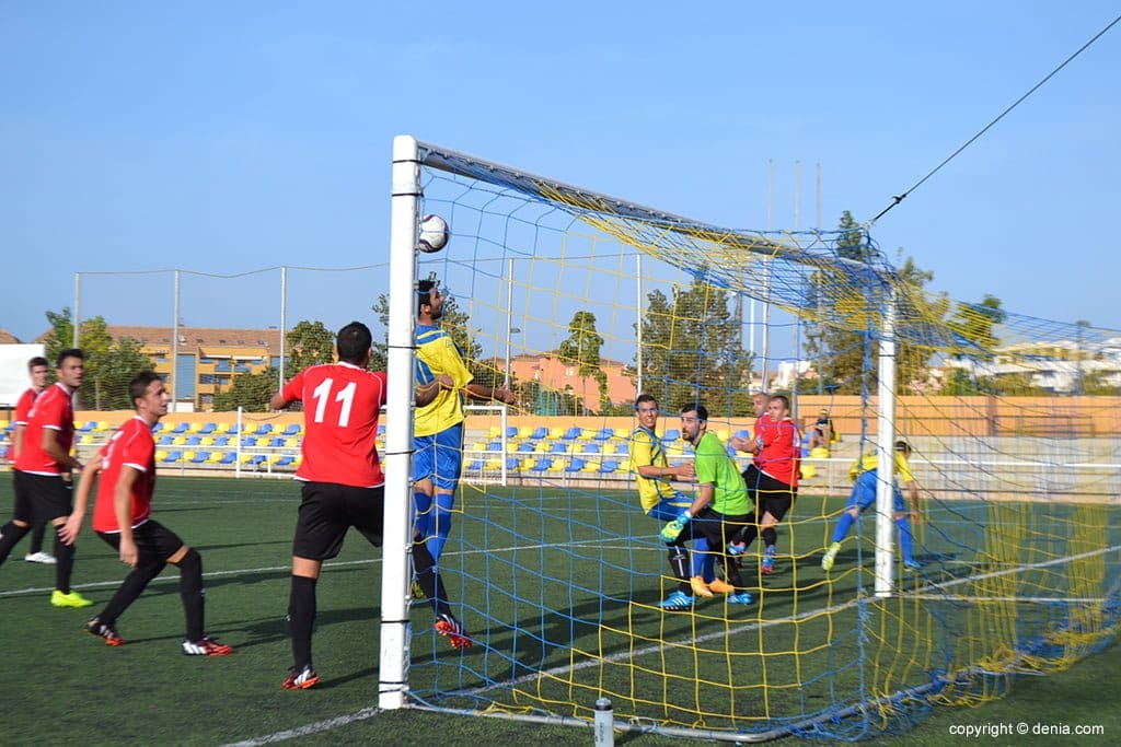 Mono no llego al remate