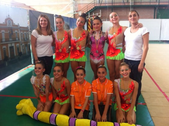 Montse y Xus Soria con las gimnastas