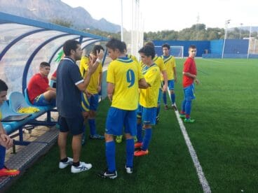 Nando Bolida dando órdenes a sus jugadores