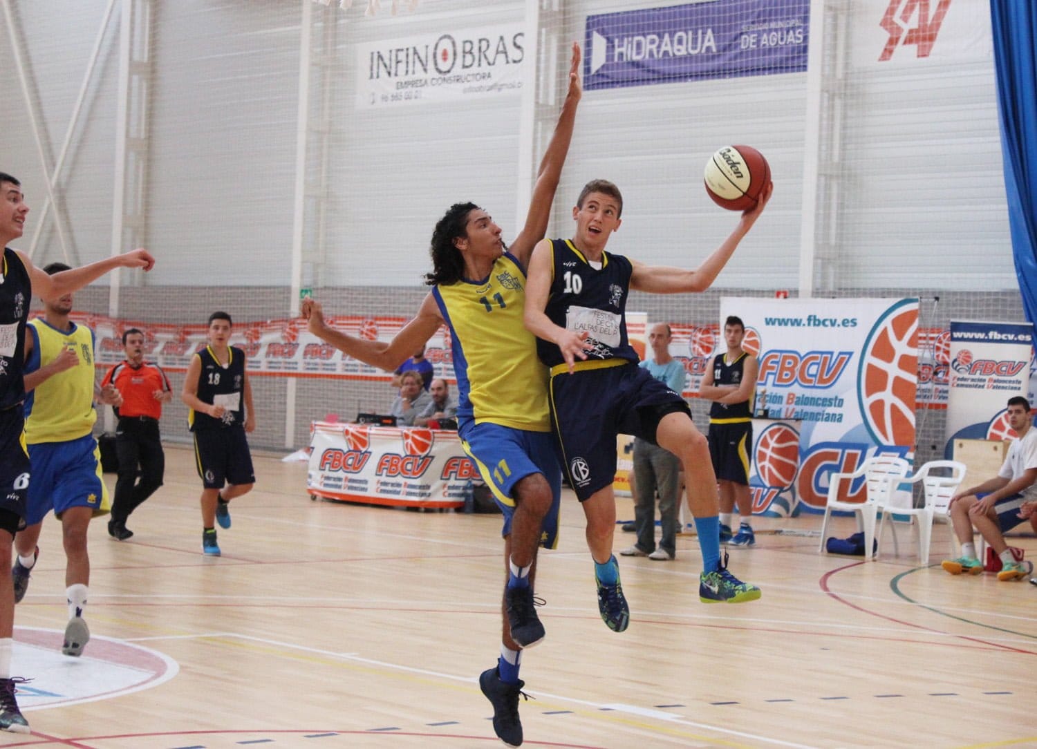 Nilson Gavilá taponando la entrada de un rival