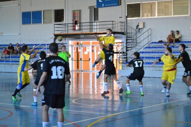 Pablo Marí pidiendo el balón