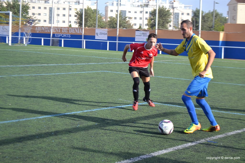 Complicado desplazamiento para el CD. Dénia a Canals 1 Panucci regateando a un rival