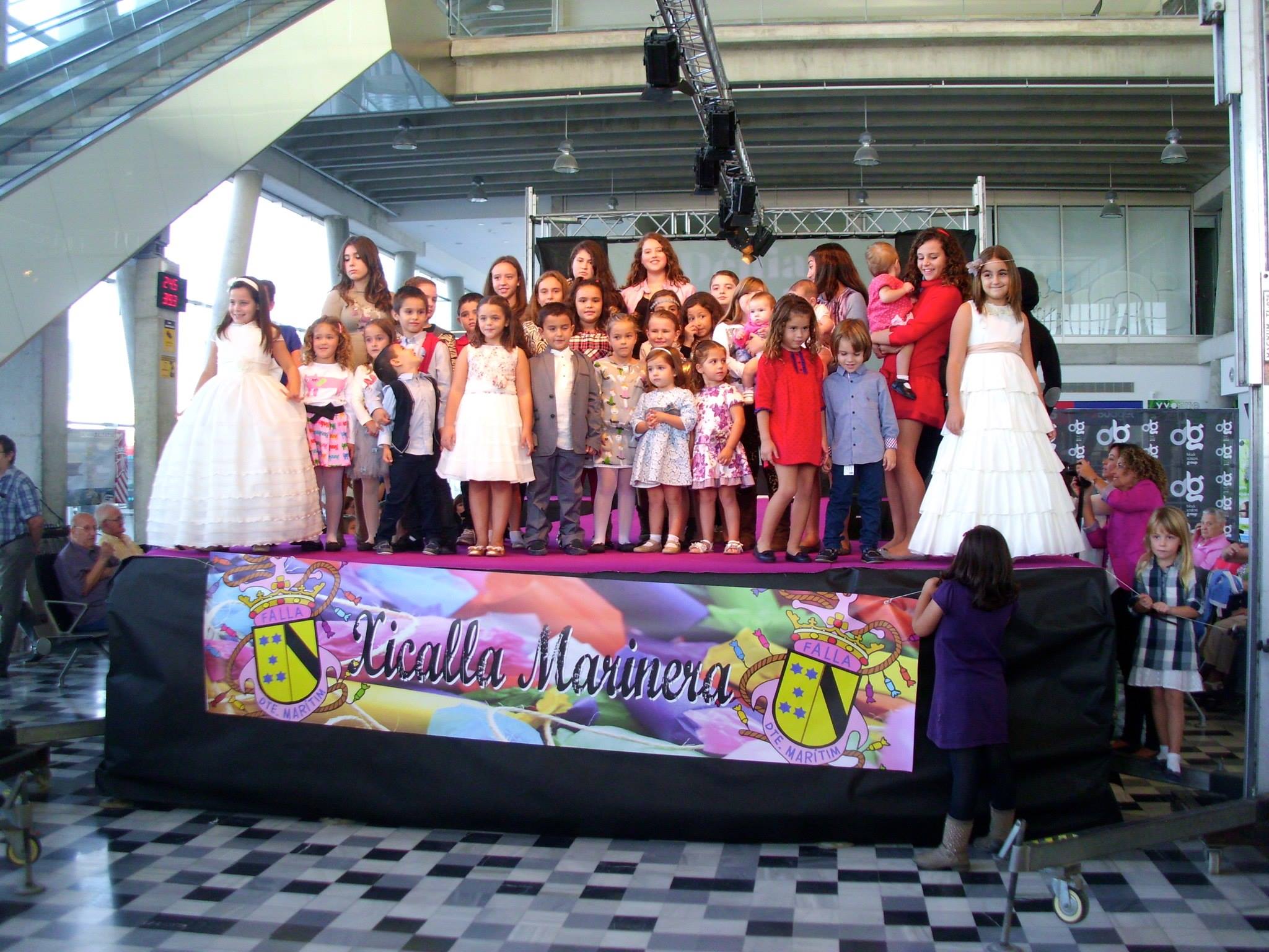 Participantes en el desfile de la falla Baix La Mar