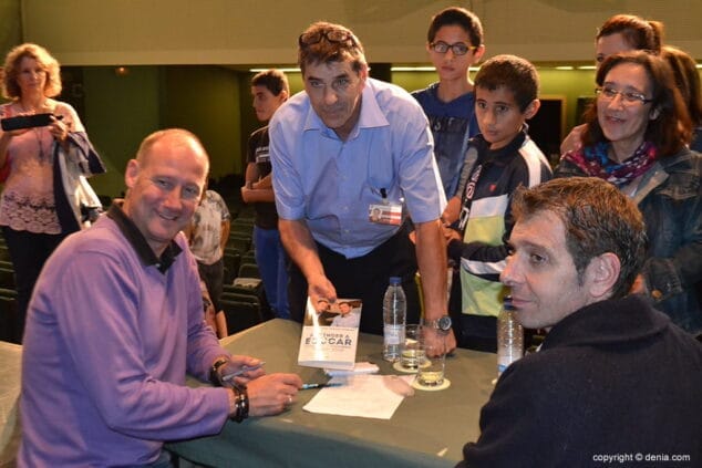 Extraordinaria conferencia del Hermano Mayor y Francisco Castaño 9 Pedro Aguado firmando ejemplares de su libro.