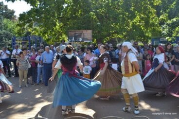 Simpatizantes de Compromís viendo los bailes tipicos