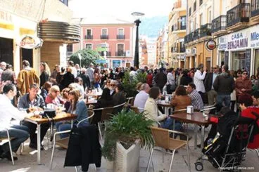 Turistas llenando las terrazas en Dénia