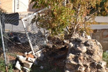 Vallado en mal estado en la estación del Tren