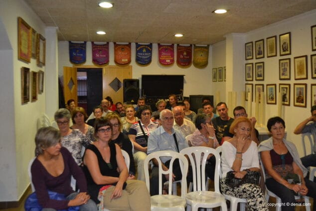 Vecinos de Les Roques en la asamblea