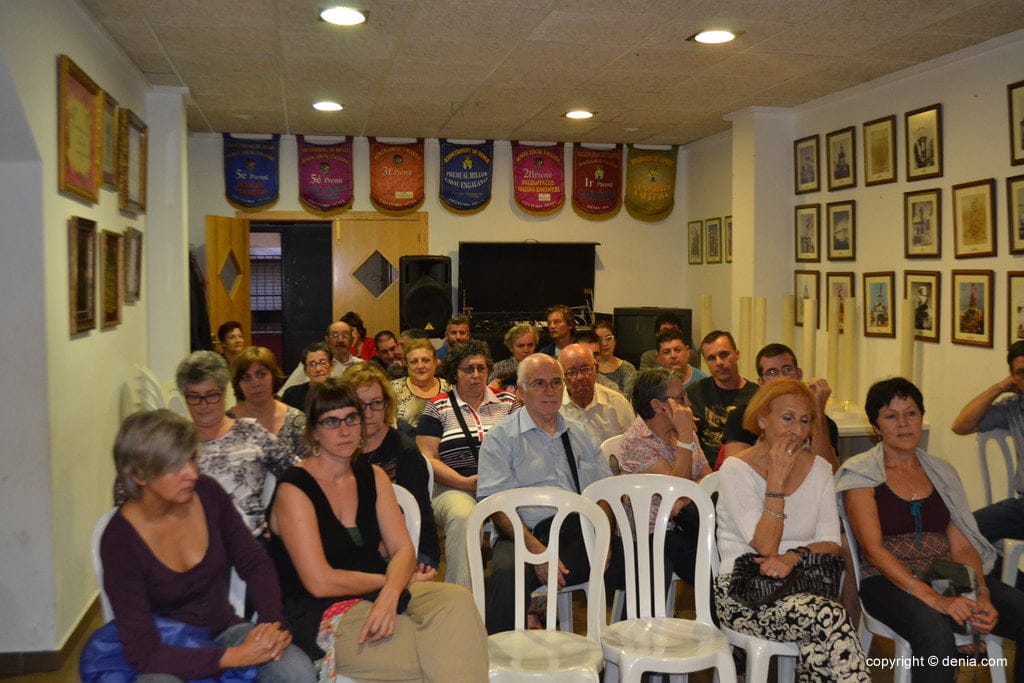 Vecinos de Les Roques en la asamblea