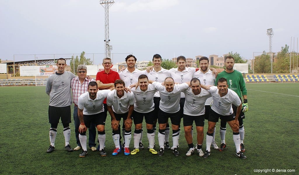 Kamarka líder de la liga de fútbol Veteranos