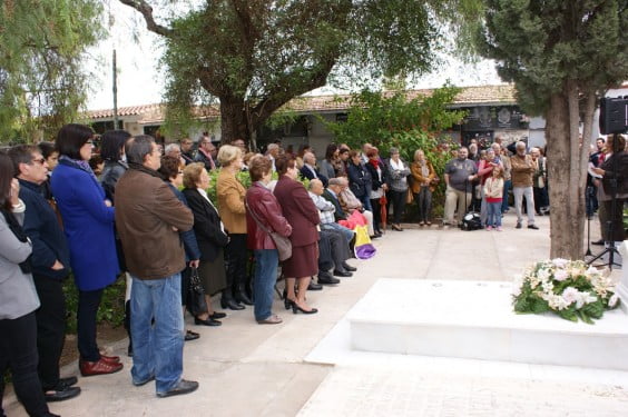 Acto en memorial de los fusillados en el cementerio de Dénia
