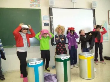 Alumnos en el taller de reciclaje