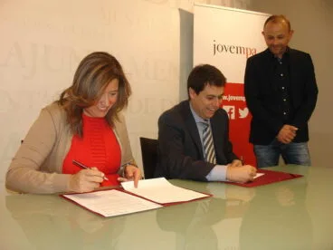 Ana Kringe y César Quintanilla firmando el acuerdo