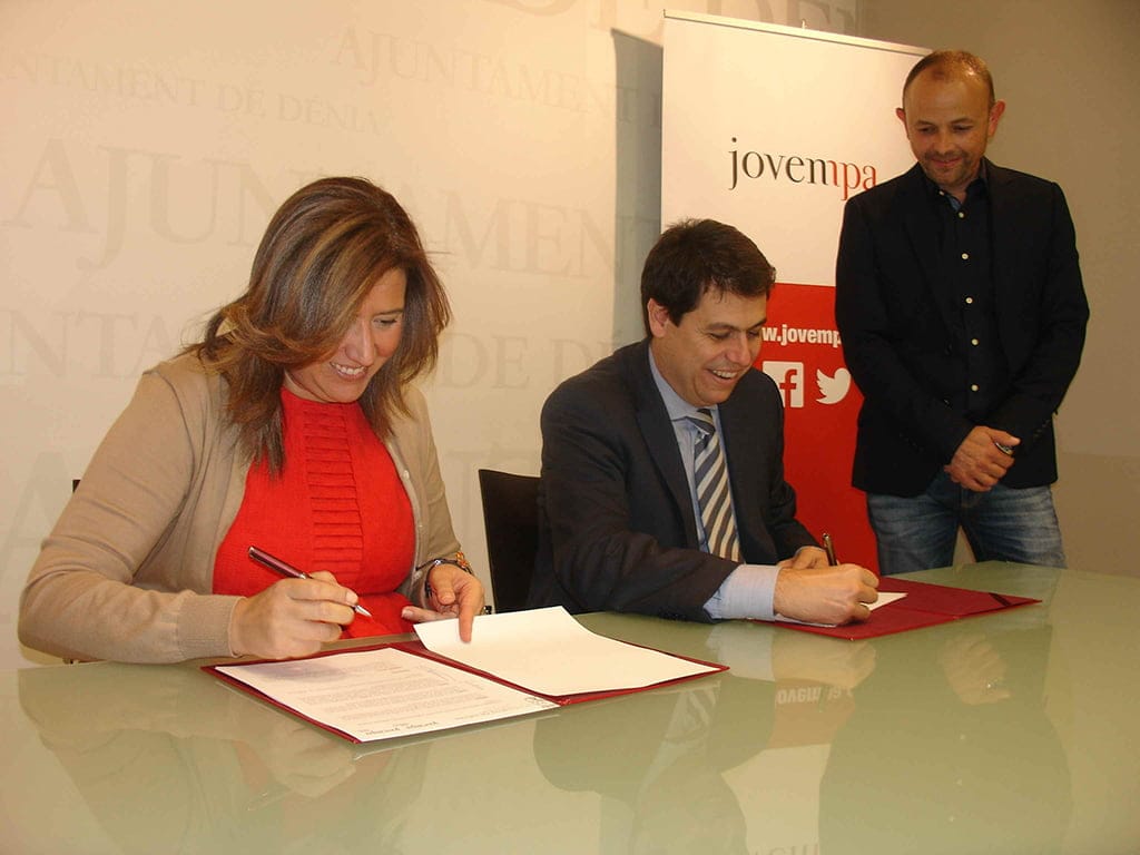 Ana Kringe y César Quintanilla firmando el acuerdo