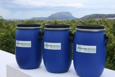 Bidons d'oli reciclat de Gasorba
