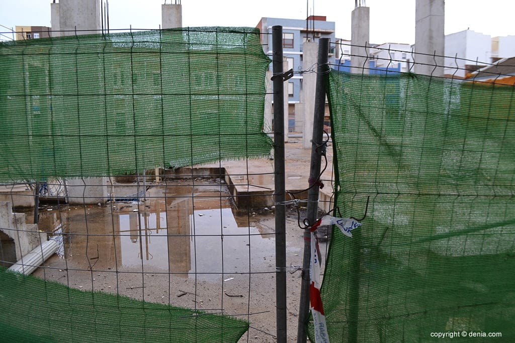 La valla esta atada con cables de acero