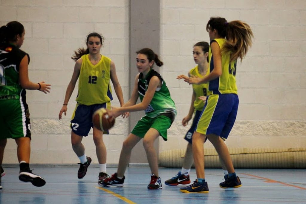 Buena defensa de las cadetes del Dénia Básquet