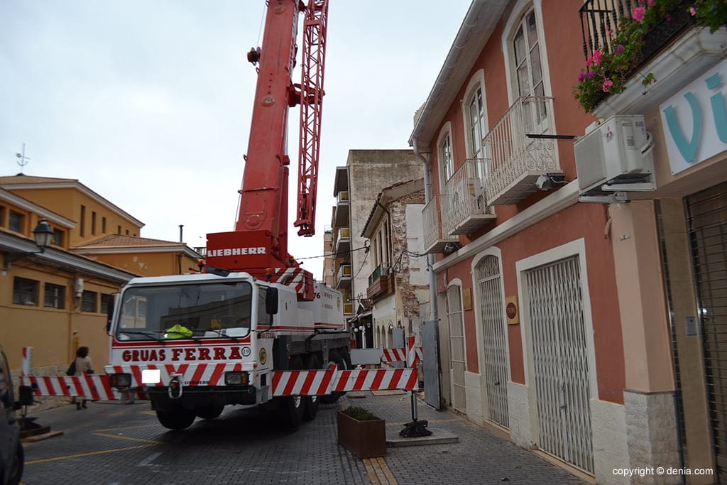 Grúa en la calle Magallanes