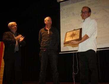 Joan Sala mostrando el premio