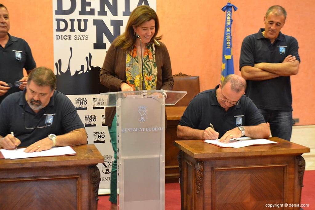 La cofradía y los mayorales de Sant Roc se adhieren a la campaña DéniaDiuNo 2 José Salvador Ronda y Emilio Fuentenebro firmando