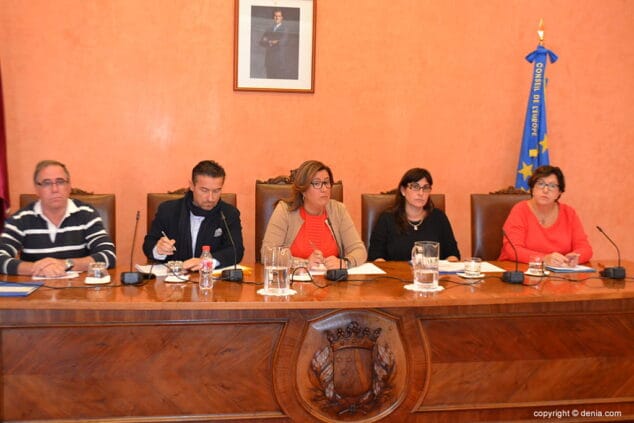 La alcaldesa con rostro serio