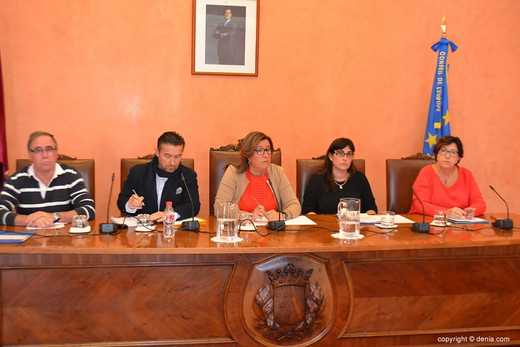 La alcaldesa con rostro serio