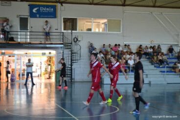 Los jugadores del Paidos volviendo a su campo