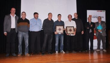 Los premiados junto a los dirigentes de Compromís per Dénia
