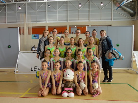 Montse y Xus Soria con las gimnastas dianenses